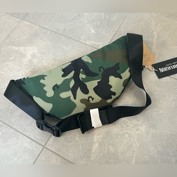NWT True Religion Printed Belt Bag in Camo - Picture 8 of 8